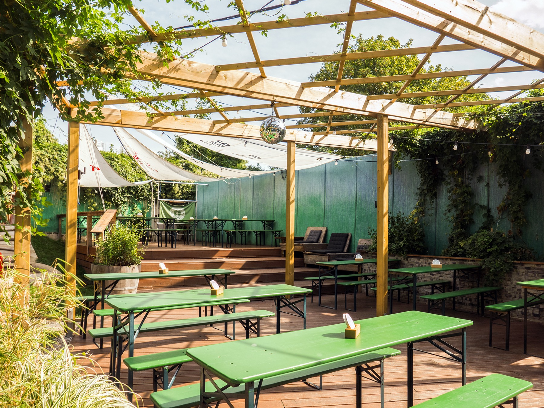 Berliner Berg Brauerei beer garden — pergola and hop vines